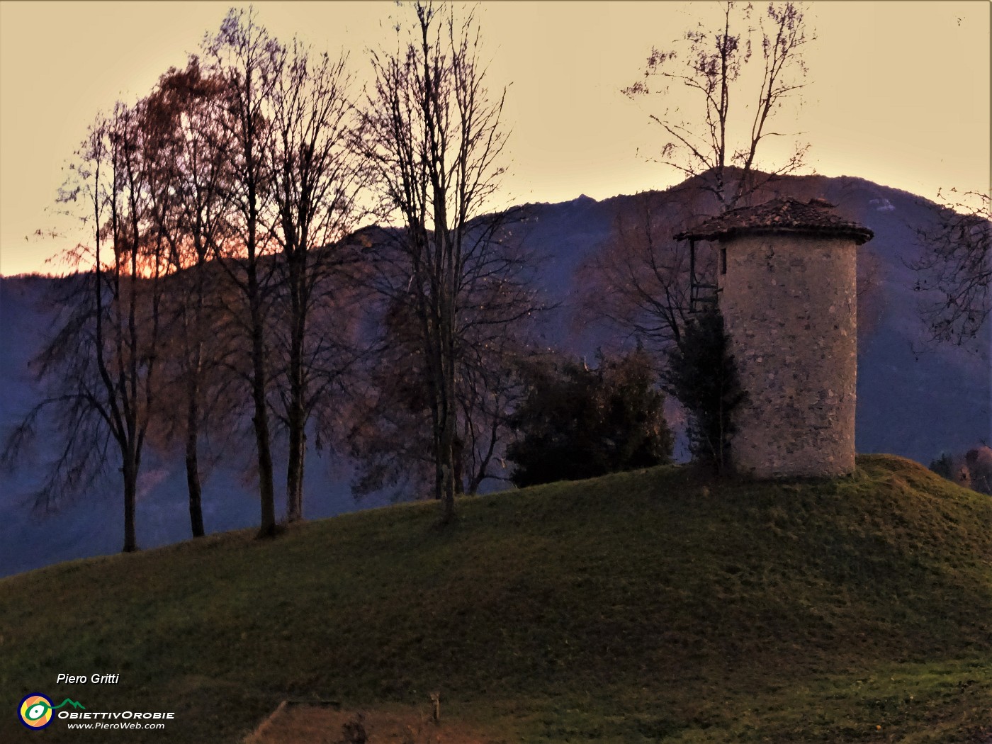 77 Il bel roccolo circolare nei colori del tramonto.JPG